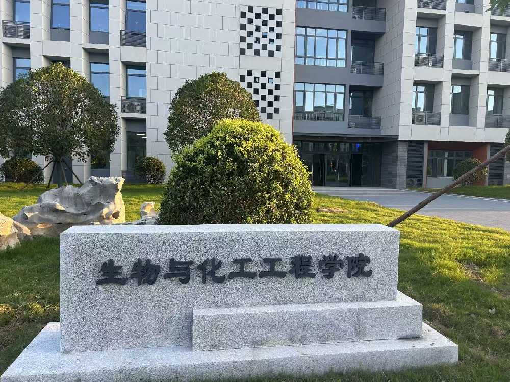 于洪区扬州职业大学体育场高杆灯项目
